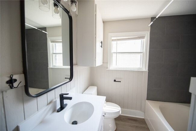 Building Photo - 107 N Banks St