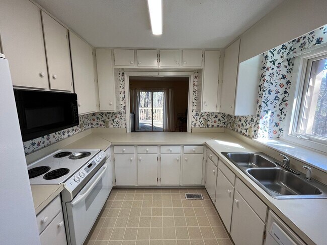 Building Photo - Charming 2BD, 2BA Durham Townhome South of Duke University
