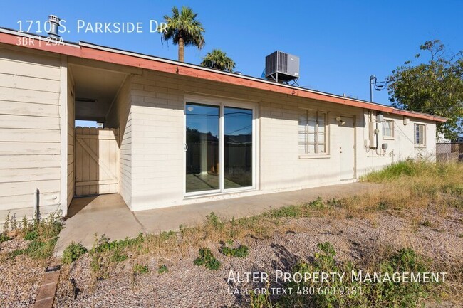 Building Photo - 1710 S Parkside Dr