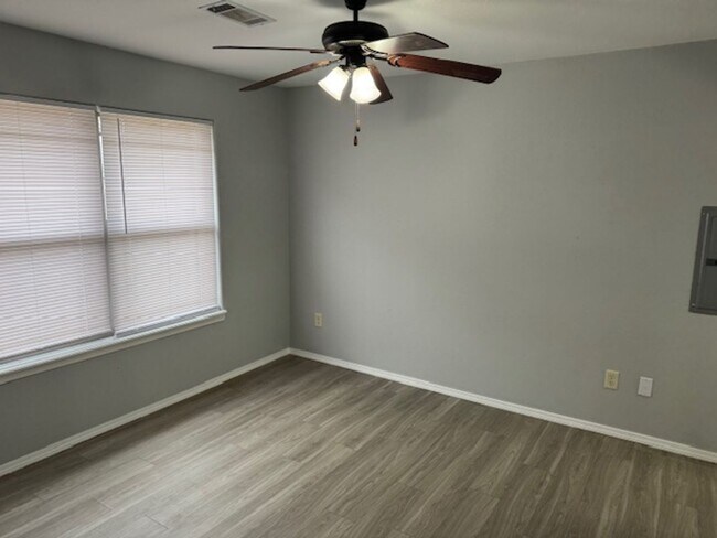 Building Photo - Charming 2 bedroom 2 bathroom Duplex in Charleston