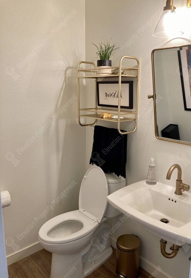 Building Photo - *Unfurnished* Beautifully updated 3 BR on ...