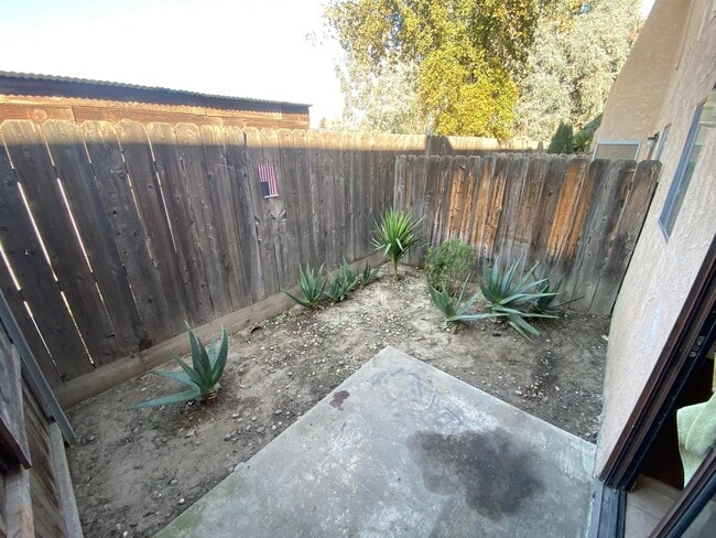 Building Photo - spacious one bedroom loft in Hanford