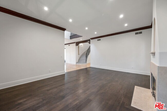 Building Photo - 305 N Palm Dr