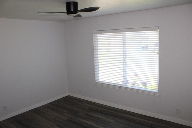 Building Photo - 130 Aster Ct