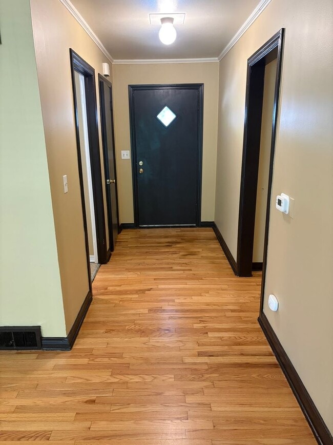 Building Photo - 873 W Clinton Dr