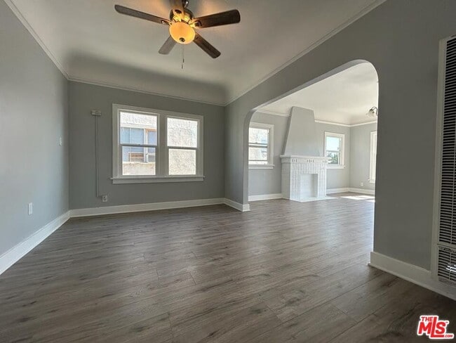 Building Photo - 759 1/2 N Ridgewood Pl