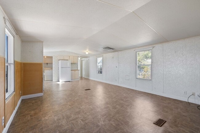 Building Photo - Large manufactured home