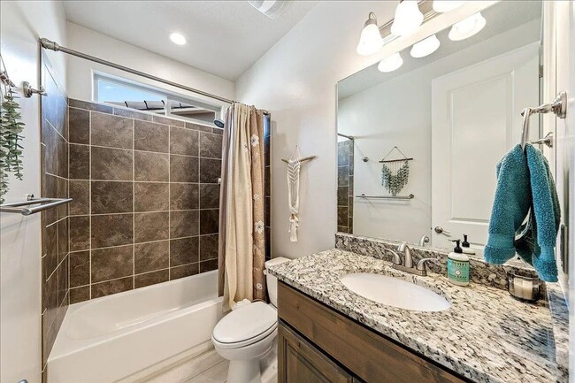 Building Photo - Bright and Spacious 3 Bedroom Home in Wash...