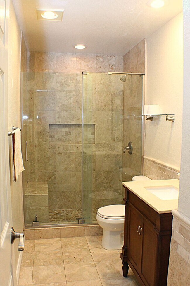 Building Photo - Stunning 3 bed, 2 bath Townhome for Rent.
