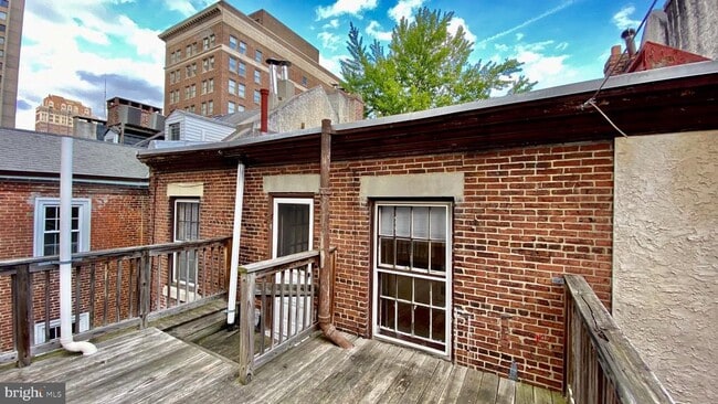 Building Photo - 330 S Juniper St