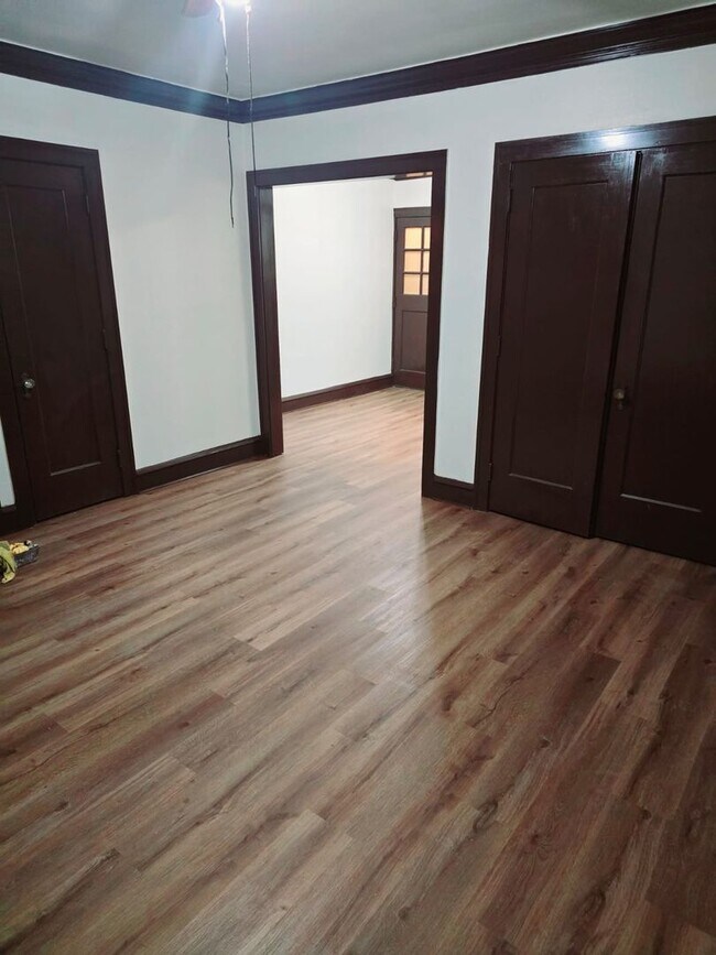 Interior Photo - 831 College Ave