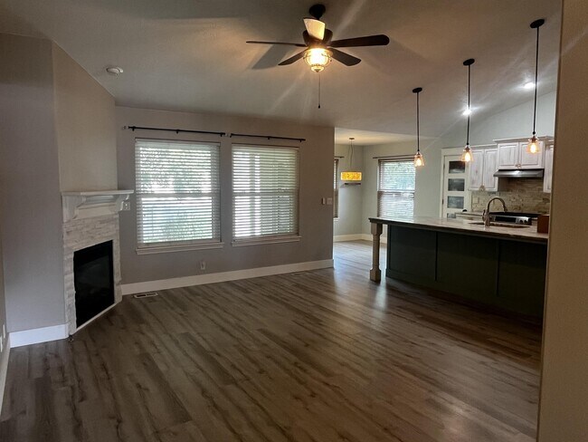 Building Photo - 1416 W Great Basin Dr