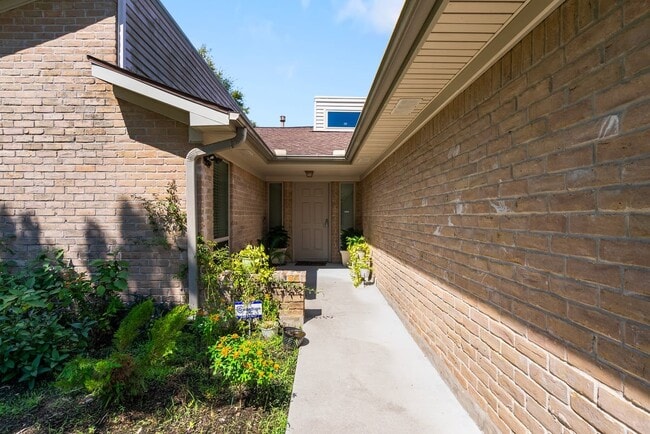 Building Photo - 14039 Utopia Dr