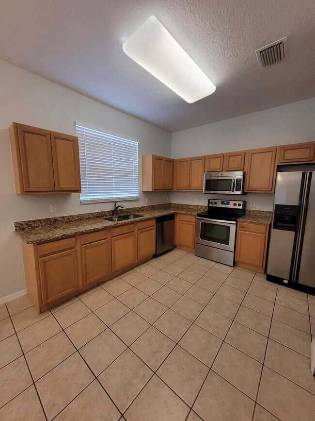 Building Photo - Amazing Renovated 4 bed 3 bath in Davenport