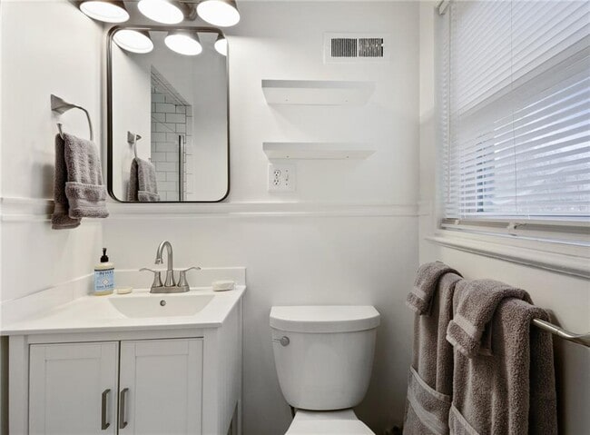 Building Photo - 961 E Rock Springs Rd NE