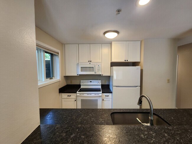 Building Photo - Updated 1BR Condo at the Edge of Boulder –...