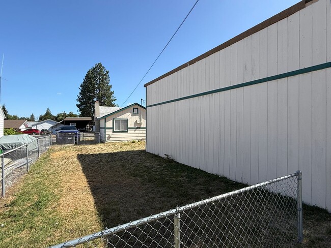 Building Photo - 1 Bed 1 Bath home with fenced yard and a s...