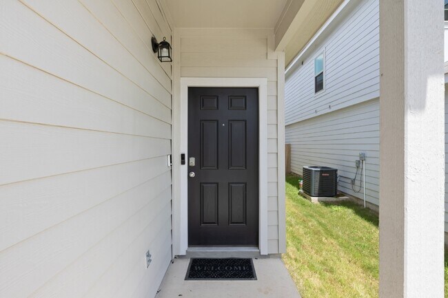 Building Photo - "Spacious 4-Bed Oasis with Granite Counter...