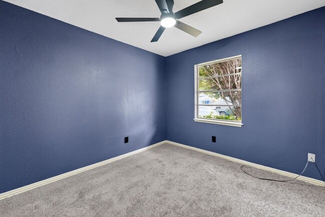 Building Photo - 302 Independence Dr