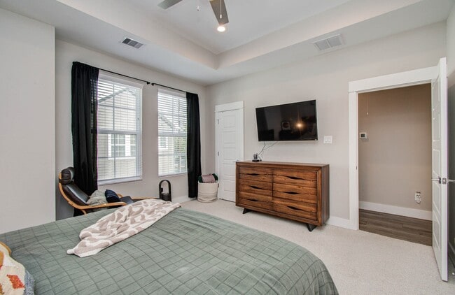 Building Photo - 1221 W Tidwell Rd