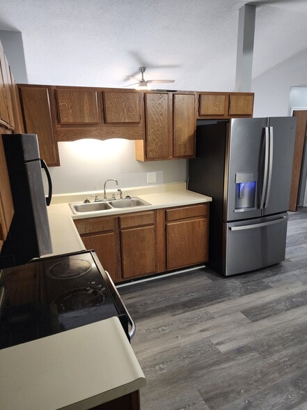 Kitchen - 3625 E Parkway