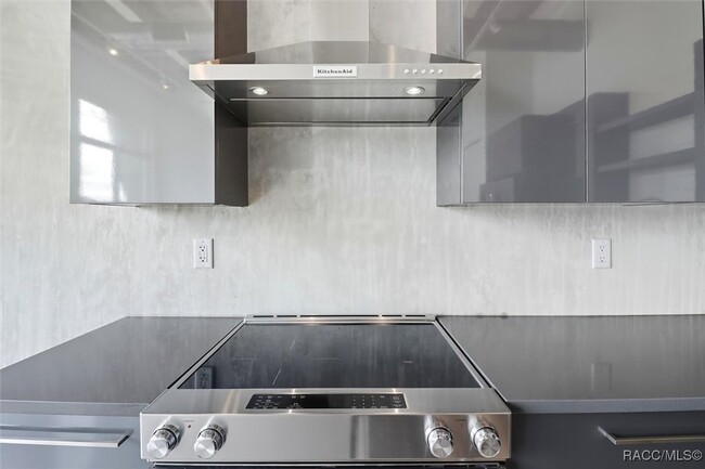 Building Photo - 302 SE Broadway St