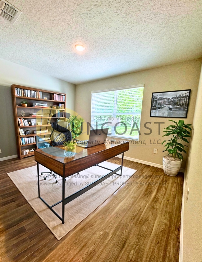 Building Photo - Luxury Home & Free to Apply!