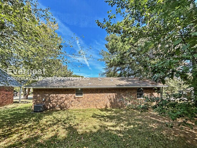 Building Photo - Limited Time Special Offer / 3 Bed/1.5 Bath Home with Carport / Pet-Friendly / Coming Soon!