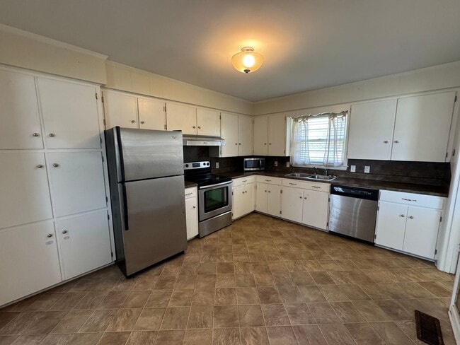 Building Photo - 3 Bedroom Home in Murray