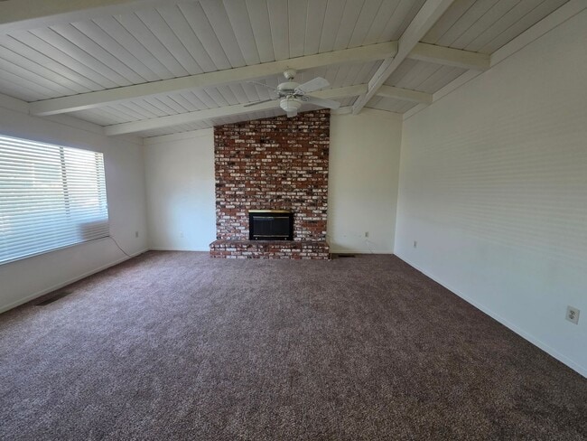 Building Photo - 3 Bedroom 2 Bathroom near shopping and restaurants!