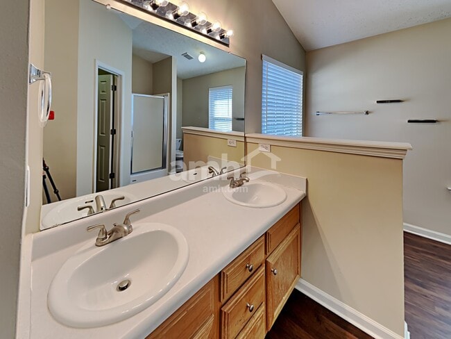 Building Photo - 1401 Buckingham Pl