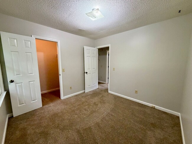 Building Photo - Duplex Close to Shaw AFB!