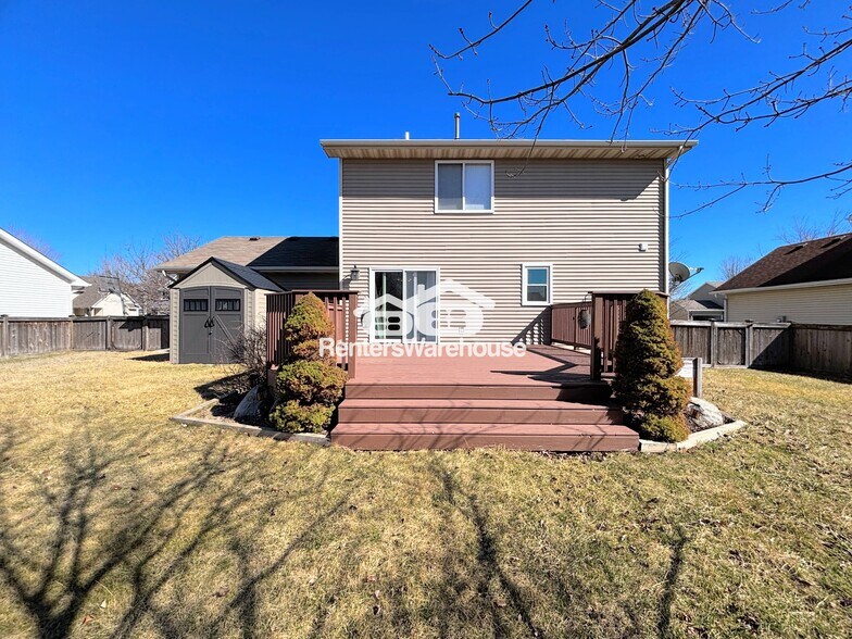 Building Photo - 330 NE Cardinal Ln