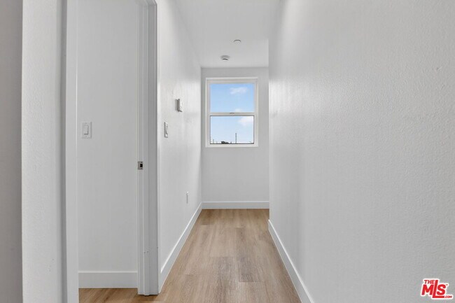 Building Photo - 11446 Oxnard St