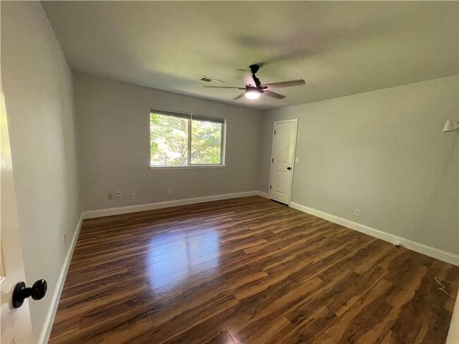 Building Photo - Gorgeous 3-Bed, 2.5-Bath Retreat Near Veterans Park