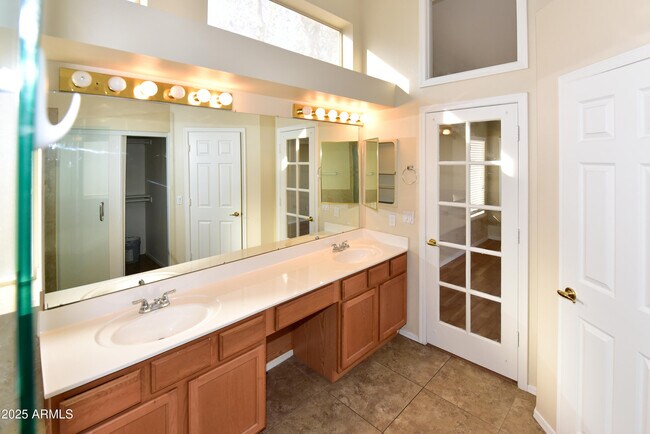 Building Photo - 1360 N Brentwood Pl