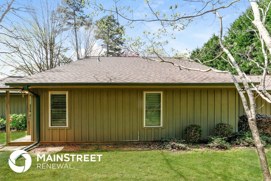 Building Photo - 2611 Pinebrook Dr