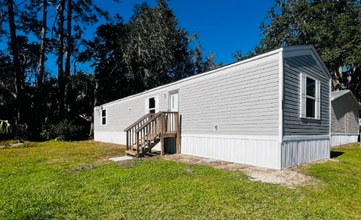 Building Photo - 7017 Silver Lake Dr