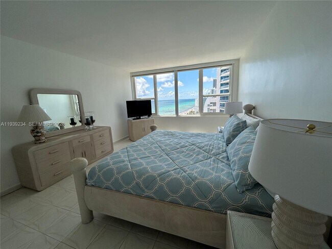 Building Photo - 3505 S Ocean Dr