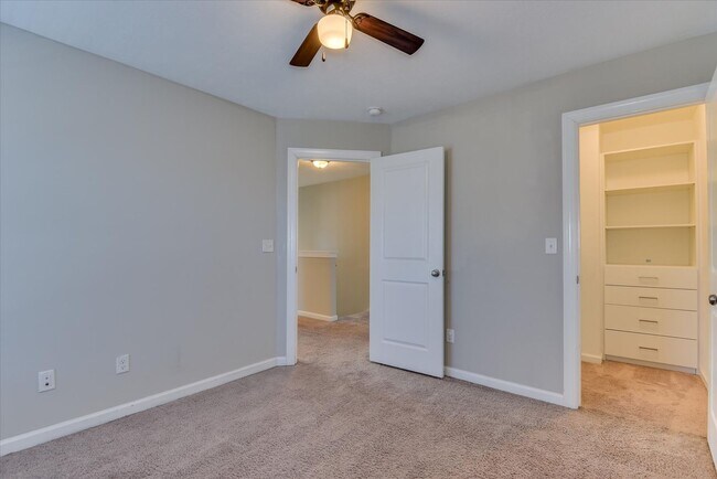 Building Photo - 3 Bedroom 2.5 Bath in Canterbury Farms!