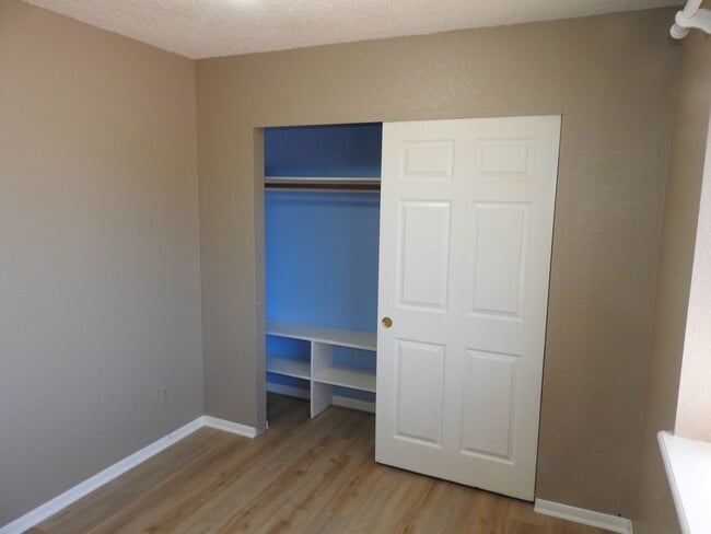 Building Photo - 4 Bedroom with large yard