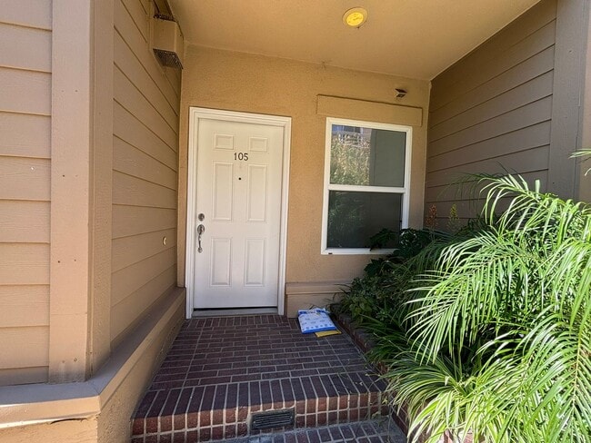 Building Photo - Remodeled 3 Bed 3 Bath Townhome for Rent in Glendale, CA