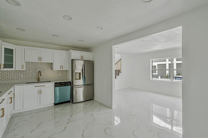 Building Photo - 2066 San Marino Way N