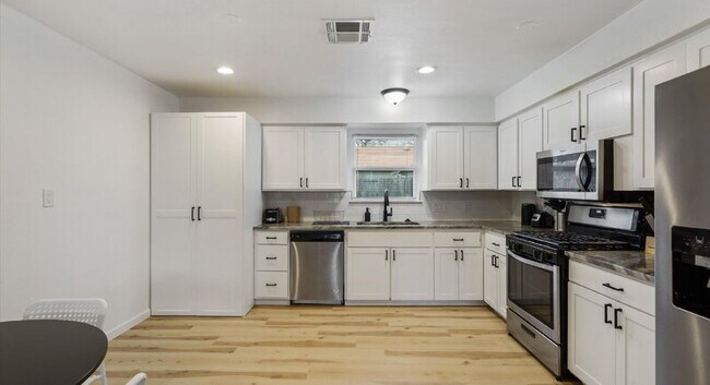 Building Photo - 1118 Ebert Ave