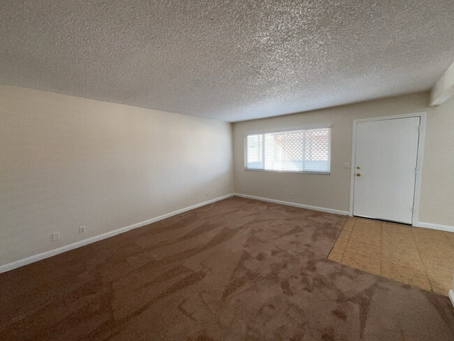 Building Photo - "Chic & Spacious 2-Bed Oasis in Prime Las ...