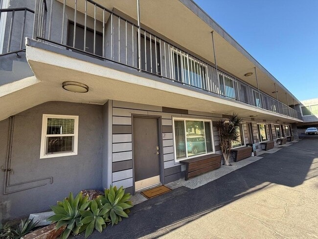 Building Photo - 925 W 30th St