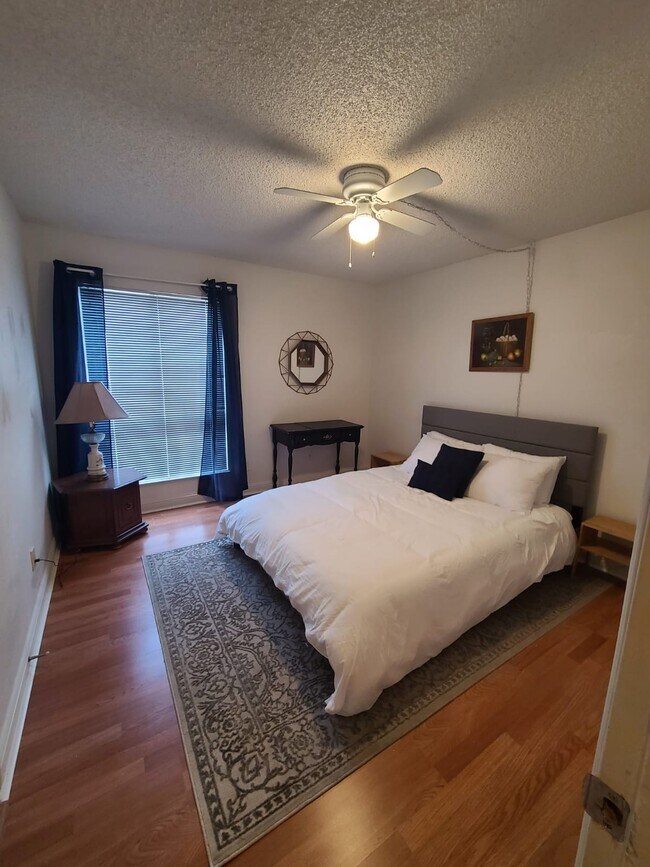 Building Photo - 1515 E Reno Ave