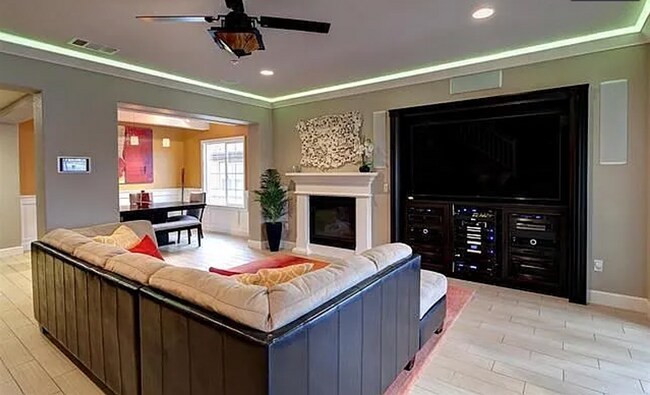 Building Photo - EPIC REA - Modern-Style 3 BR/3BA townhouse...