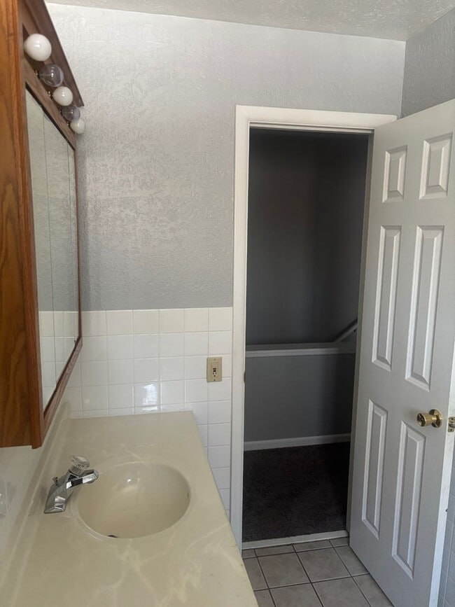 Building Photo - Charming 2-Bedroom Property in Prime Location