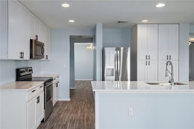 Building Photo - Beautifully remodeled gourmet kitchen with...
